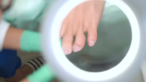 Pedicure mestre fazendo pedicure hardware estético em um salão de beleza . — Vídeo de Stock