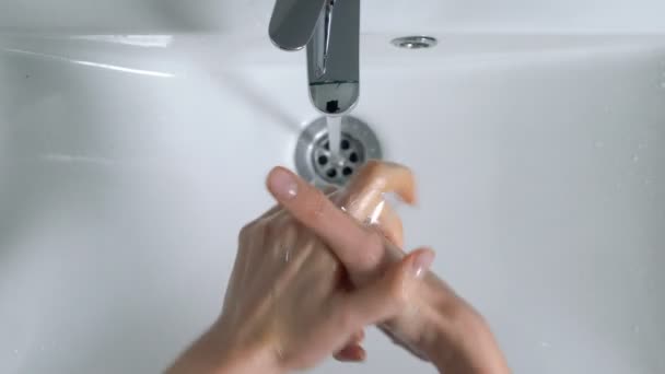 Jeune femme se lave les mains dans la salle de bain à la maison — Video