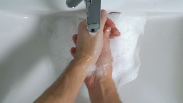 Νεαρός άνδρας πλένει τα χέρια στο μπάνιο στο σπίτι — Αρχείο Βίντεο