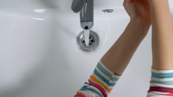 Liten flicka tvätta händerna i badrummet hemma — Stockvideo