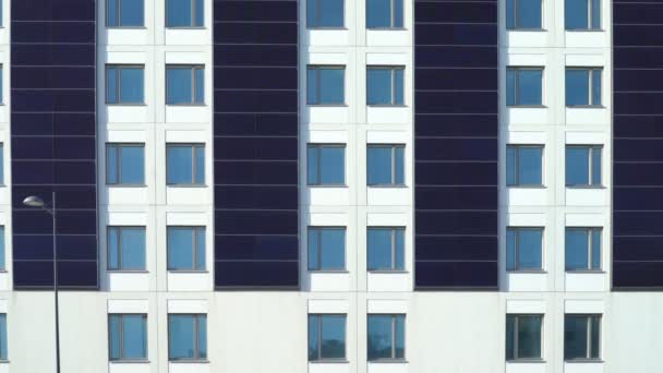 Paneles solares instalados en la pared de un edificio nuevo — Vídeos de Stock