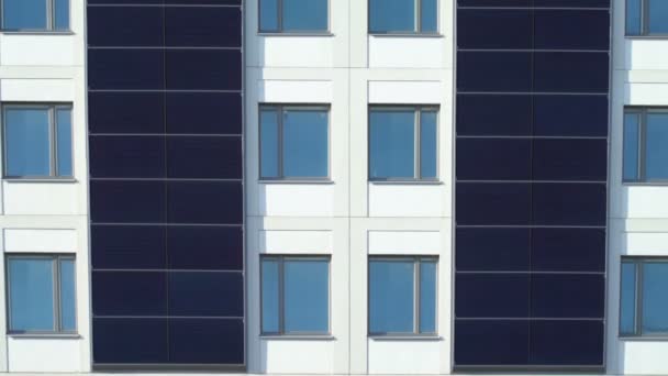 Zonnepanelen geïnstalleerd op de muur van nieuw gebouw — Stockvideo
