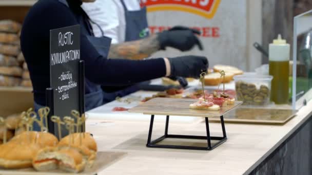 Los chefs preparan muestras de comida y tratan a los visitantes — Vídeos de Stock