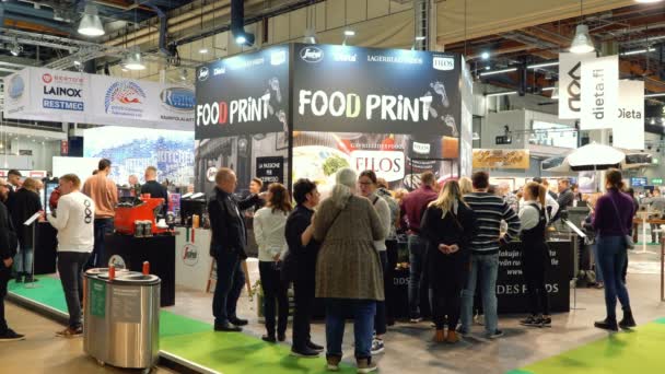 Gasten van de restaurantbeurs proeven van voedselmonsters — Stockvideo