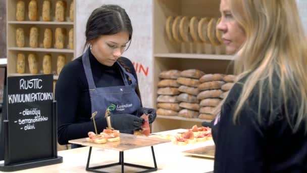 Šéfkuchaři připravují vzorky jídla a ošetřují návštěvníky — Stock video