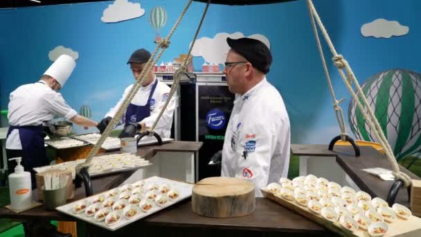 Шеф-повара готовят образцы пищи и лечат посетителей — стоковое видео