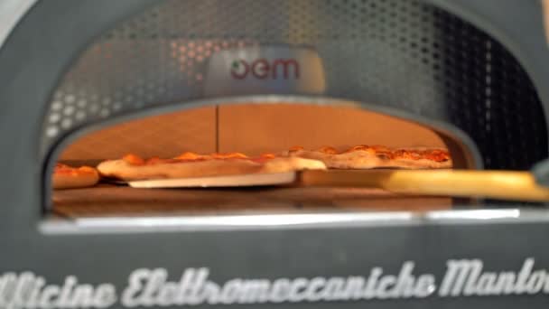 Un chef saca la pizza del horno — Vídeos de Stock