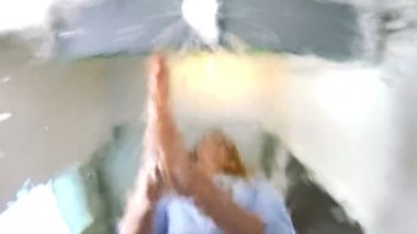 Genç bir kadın banyoda ellerini yıkıyor.