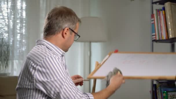 Hombre de mediana edad profesor de distancia en línea tutoría de conferencias en el ordenador portátil comunicarse con los estudiantes por webcam — Vídeo de stock