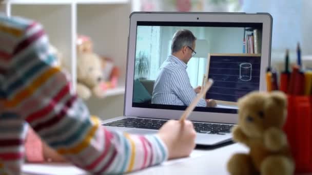 Středního věku muž vzdálenost učitel on-line lektor konference na notebooku komunikovat s žákem — Stock video