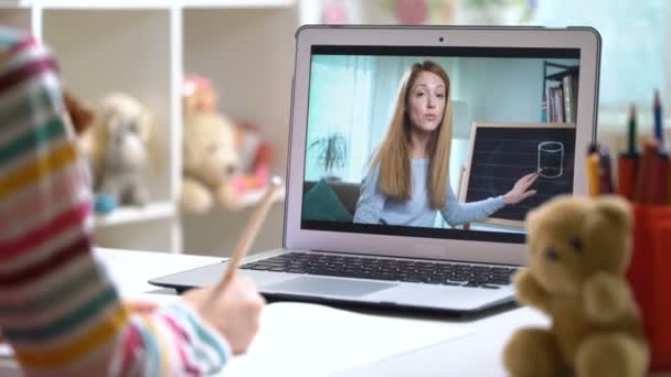 Junge Frau Fernlehrerin Online-Tutorenkonferenz am Laptop kommuniziert mit Schülerin — Stockvideo