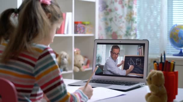 Middelbare man afstand leraar online tutor conferencing op laptop communiceren met leerling — Stockvideo