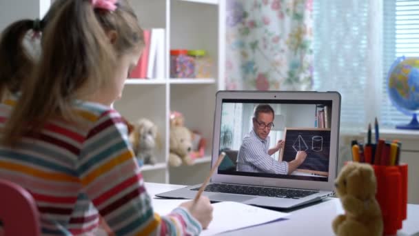 Hombre de mediana edad profesor de distancia en línea tutoría conferencia en el ordenador portátil comunicarse con el alumno — Vídeo de stock