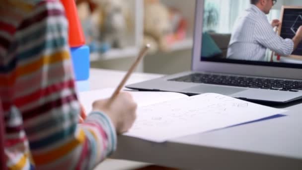 Hombre de mediana edad profesor de distancia en línea tutoría conferencia en el ordenador portátil comunicarse con el alumno — Vídeo de stock