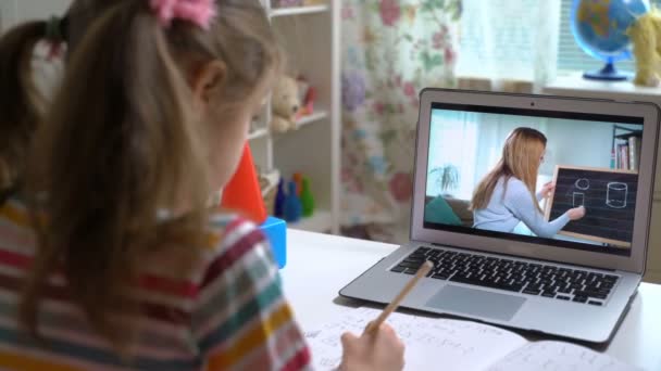 Jeune femme professeur à distance en ligne tuteur conférence sur ordinateur portable communiquer avec l'élève — Video