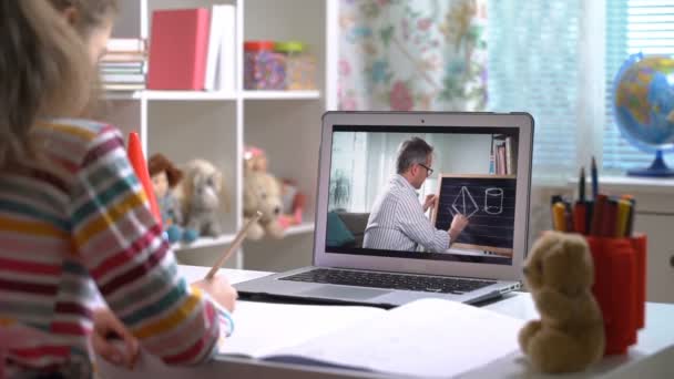 Középkorú férfi távolsági tanár online oktató konferencia laptop kommunikálni a tanuló — Stock videók