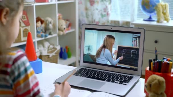 Joven profesora a distancia tutora en línea conferencia en el ordenador portátil comunicarse con el alumno — Vídeo de stock