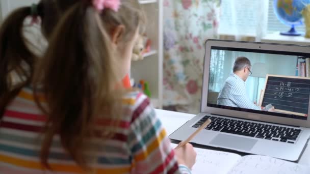 Учитель среднего возраста дистанционного преподавателя онлайн-конференции на ноутбуке общаться с учеником — стоковое видео
