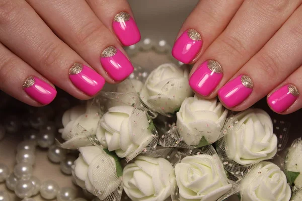 Manicure ontwerp roze met zilveren gat — Stockfoto