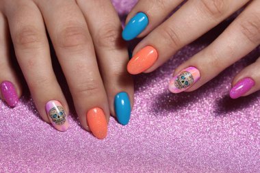 Kafatası puv tasarımıyla manikür