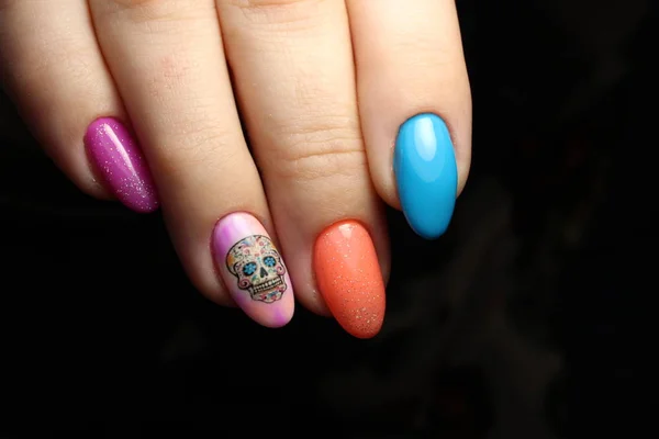 Kafatası ile manikür tasarım