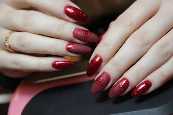 Manicure cor matte vermelho — Fotografia de Stock