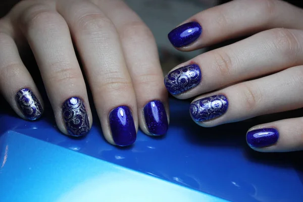 Niebieski manicure ze srebrnym wzorem — Zdjęcie stockowe