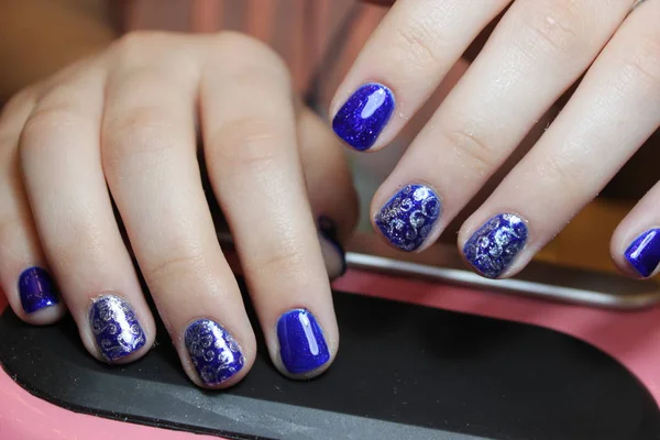 Blauwe manicure met zilveren patroon — Stockfoto