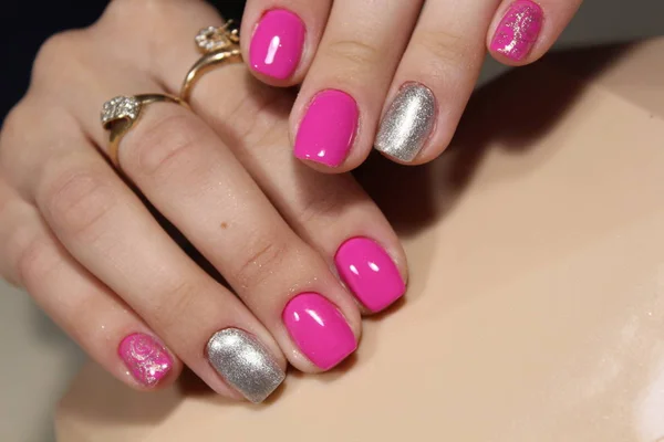 Hermosas uñas de color rosa y plata, diseño de manicura —  Fotos de Stock