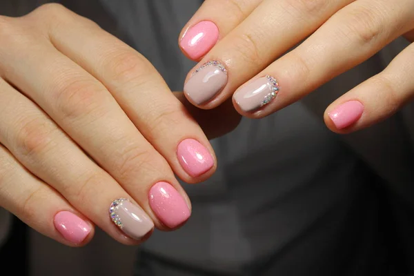 Uñas de color rosa claro con diamantes de imitación, diseño de manicura —  Fotos de Stock