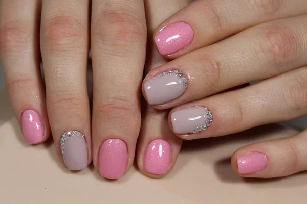 Hermosas uñas de color rosa claro con diamantes de imitación, diseño de manicura —  Fotos de Stock