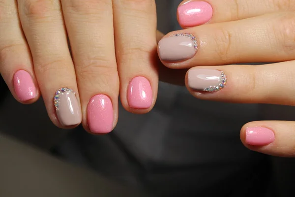 Unhas rosa claro com strass, design de manicure — Fotografia de Stock