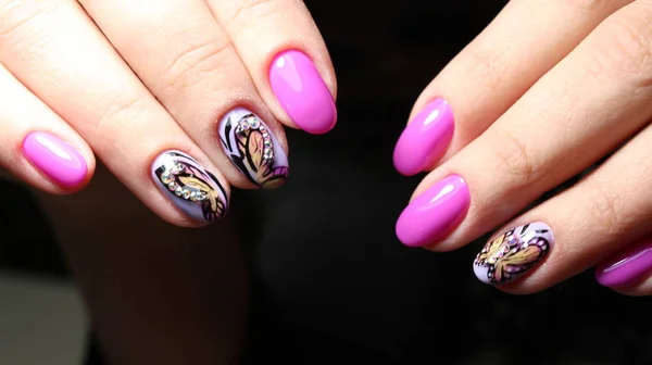 Roze nagels met steentjes en vlinder — Stockfoto
