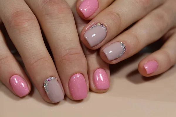 Hermosas uñas de color rosa claro con diamantes de imitación, diseño de manicura — Foto de Stock