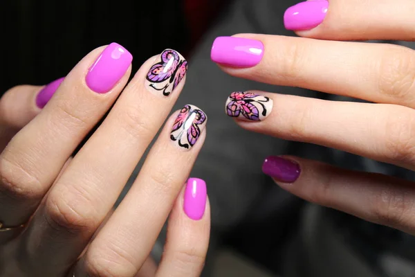 Manicure, vlinders op nagels — Stockfoto