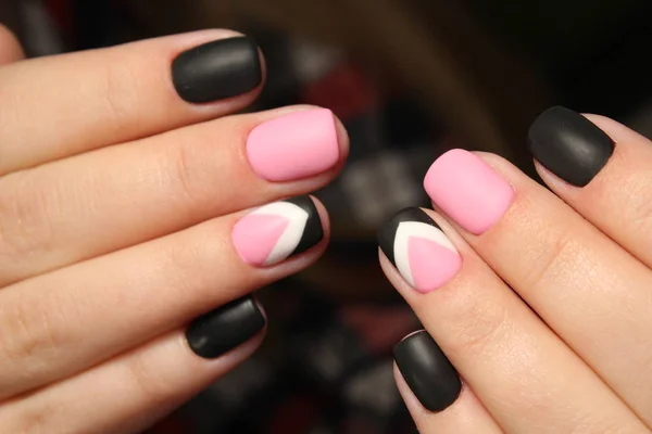 Tasarım, mat siyah ve pembe tırnak manikür