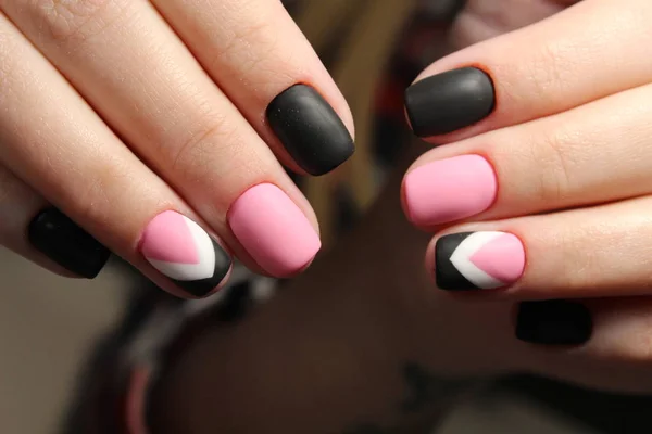 Manikűr tervezés, matt fekete és rózsaszín körmök — Stock Fotó