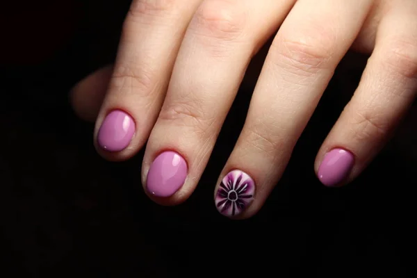 Elegante manicure ontwerp in lila kleur — Stockfoto