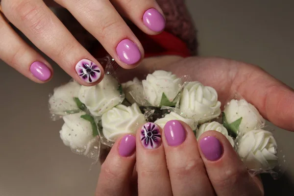 Liliowy projektowania elegancki manicure z wzorem — Zdjęcie stockowe