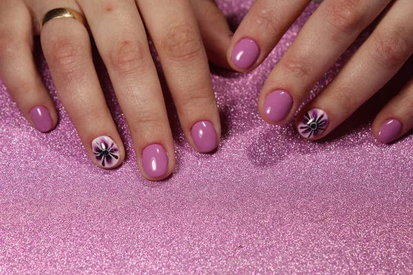 Design elegante manicure lilás com um padrão — Fotografia de Stock