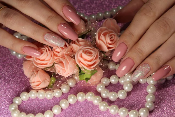 Design elegante manicure na cor creme — Fotografia de Stock