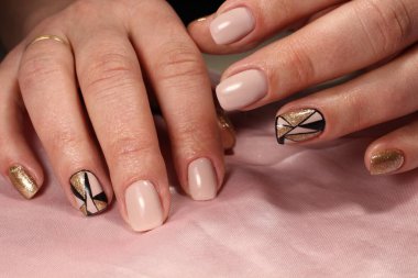 Boncuk ile klasik manikür tasarımını