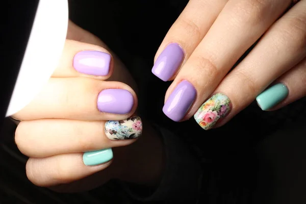 Manicure viola con fiori — Foto Stock