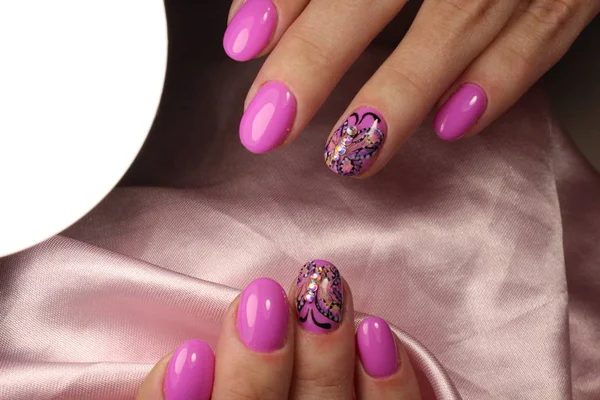 蝶とピンクのマニキュアのデザイン — ストック写真
