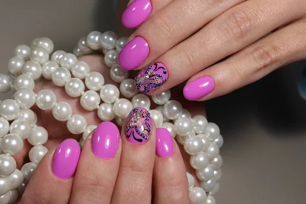 Design manicure rosa con farfalla — Foto Stock