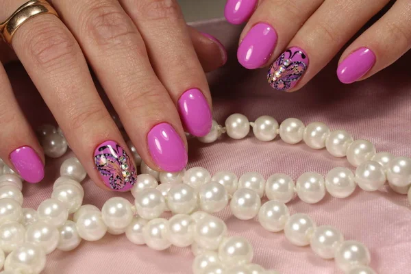 Projeto de manicure rosa com borboleta e strass — Fotografia de Stock