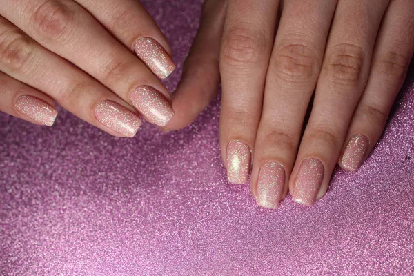 Design de manicure em cinza com brilhos — Fotografia de Stock