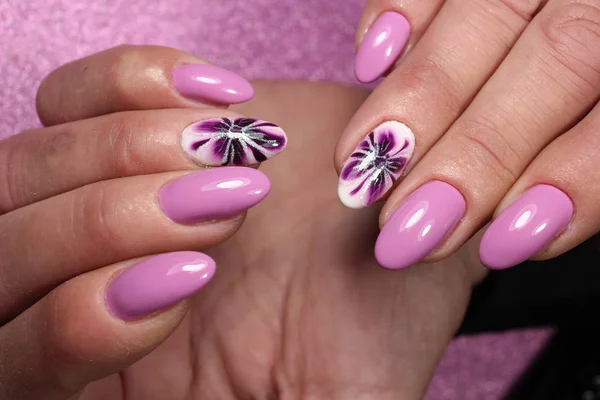 Manicure design purple with flower — Stock Photo, Image