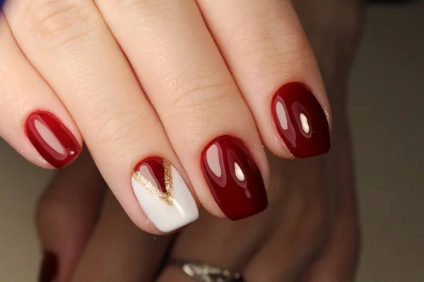 매니큐어 디자인 빨간색과 흰색 형상 — 스톡 사진
