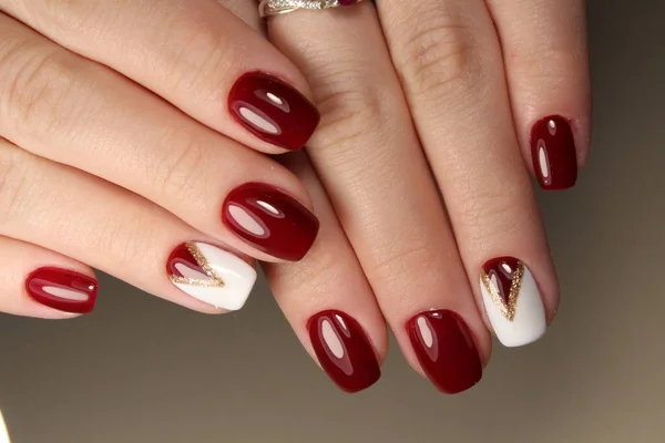 Manicure ontwerp rode en witte — Stockfoto